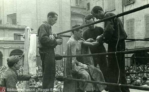 [Incontro di pugilato in Piazza S. Prospero con Gino Bondavalli], 1935 circa, fotografia bianco e nero : gelatina bromuro d'argento su carta baritata ; 78x117 mm, CC BY-NC-ND