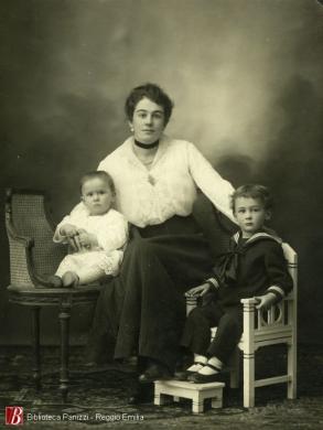 Marianna Tirelli in Prampolini con i figli Girolamo (destra) e Domenico (sinistra), 1915, file digitale : colori, Tiff ; 2324x1529 pixel, 10 MB., CC BY-NC-ND
