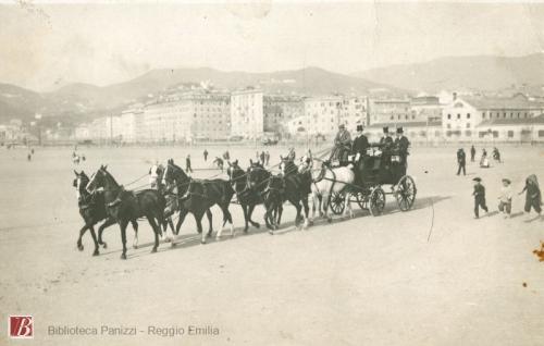 Carrozze trainate da cavalli. - [riproduzione digitale], 1910 circa, file digitali : a colori, Tiff ; 20 MB., CC BY-NC-ND
