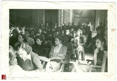 Reggio Emilia : Convegno donne reggiane, 1952 circa, fotografia bianco e nero : gelatina bromuro d'argento su carta baritata ; 112x152 mm., CC BY-NC-ND