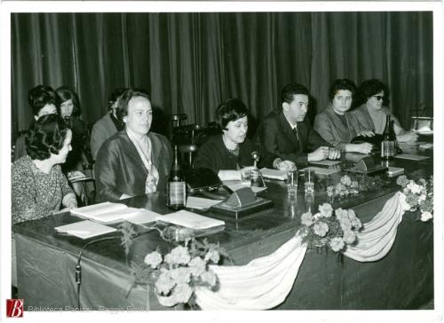 Reggio Emilia : 7. Congresso provinciale dell'UDI di Reggio Emilia : Sala Verdi, 1964, 1 fotografia bianco e nero : gelatina bromuro d'argento su carta baritata ; 105x148 mm., CC BY-NC-ND