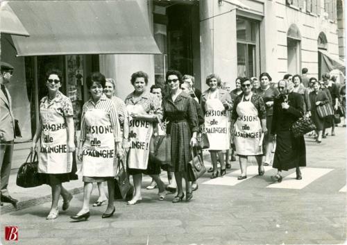 Reggio Emilia : Manifestazione  per le pensioni alle casalinghe, 1961, fotografia bianco e nero : gelatina bromuro d'argento su carta baritata ; 103x146 mm, 109x149 mm., CC BY-NC-ND