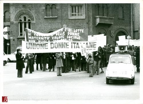 Reggio Emilia : Manifestazione provinciale sulla maternità, 1975, fotografia bianco e nero : gelatina bromuro d'argento su carta baritata ; 128x177 mm, CC BY-NC-ND