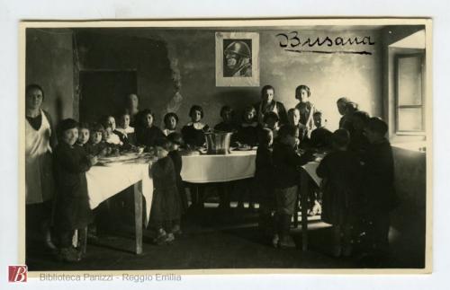 Fiorini , Amanzio, [Gruppo di alunni al momento della refezione] Busana, 1934 circa, fotografie bianco e nero : gelatina bromuro d'argento su carta baritata ; 86x137 mm, CC BY-NC-ND