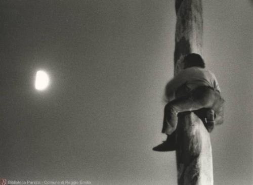 Dondero , Mario, [dall'esposizione: Mosaico Italiano], L'uomo che voleva raggiungere la luna : Festa del maggio, rito arboricolo millenario ad Accettura (Lucania), 1993, 1993, [Stampa: Roma : Fotogramma 24 s.a.s, 2011] : fotografia bianco nero : stampa fine-art su cartoncino baritato warmtone ; 300x400 mm, CC BY-NC-ND