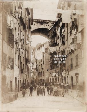 Autore non identificato, Genova, via Madre di Dio, albumina, CC BY-SA