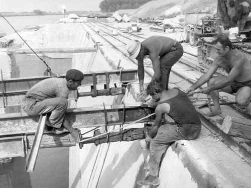 Enrico Pasquali, Impianto del Palantone sul Po. Salvatonica, Bondeno (FE)  - Operai al lavoro, 1968, gelatina bromuro d'argento/carta, CC BY-NC-ND