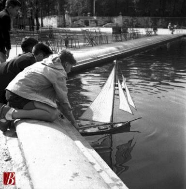 Richards , Vernon, [Bambini che giocano in riva a un laghetto] [Londra : Vernon Richards], post 1950, negativo bianco e nero : gelatina bromuro d'argento su pellicola ; 60x60 mm, CC BY-NC-ND
