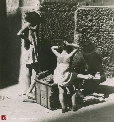 Richards , Vernon, [Napoli : Bambini di strada], 1946, fotografia bianco e nero : gelatina bromuro d'argento su carta baritata ; 153x140 mm, CC BY-NC-ND