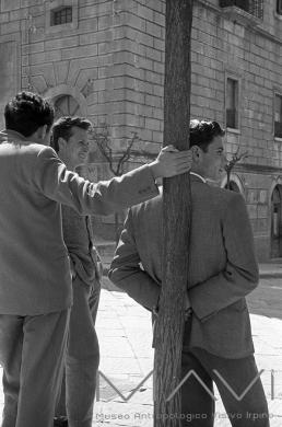 Frank Cancian, Un paese italiano " in piazza", 1957, Fotogramma B/N 35 mm Pellicola Kodak, CC BY-SA