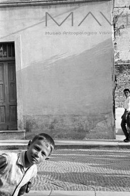 Frank Cancian, Un paese Italiano " un fanciullo", 1957, Fotogramma B/N 35 mm Pellicola Kodak, CC BY-SA