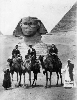 Luigi Borsetti ritratto sul cammello a destra presso la Sfinge, 1912 circa, CC BY-SA