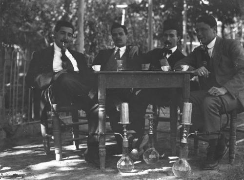 Luigi Borsetti, Fumatori di narghilè, Aleppo [?], 1924 circa, CC BY-SA