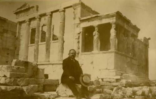 Luigi Borsetti ritratto presso l'Eretteo, Atene, 1924 circa, CC BY-SA
