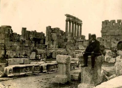 Luigi Borsetti ritratto tra le rovine di Baalbec, 1924 circa, CC BY-SA