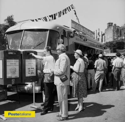 1960, Roma. Ufficio postale mobile posizionato davanti all'Arco di Costantino in occasione delle XVII Olimpiadi, CC BY-NC-ND