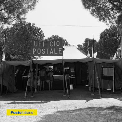1960, Roma. Nel campeggio internazionale di Monte Antenne il 25 agosto viene allestito un ufficio postale sotto tenda, utilizzando attrezzature di campo, per servire i numerosi turisti arrivati a Roma in occasione delle XVII Olimpiadi, CC BY-NC-ND