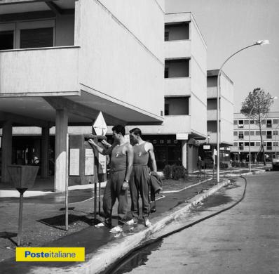 1960, Roma. Due atleti italiani imbucano la loro corrispondenza nelle cassette delle lettere collocate all’interno del villaggio olimpico, CC BY-NC-ND