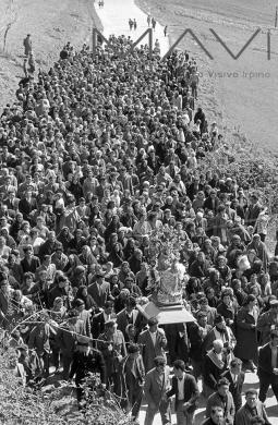 Frank Cancian, Un paese italiano " La processione", 1957, Fotogramma B/N 35 mm Pellicola Kodak, CC BY-SA