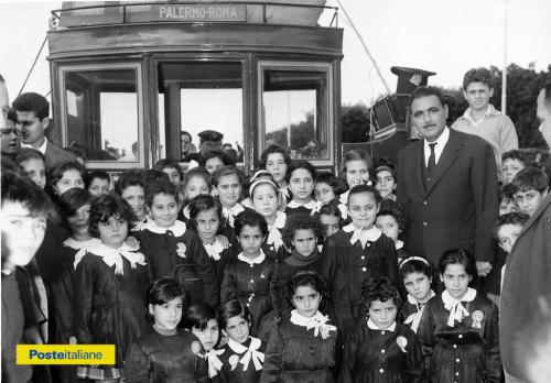 1962. Una scolaresca in posa accanto a una delle antiche diligenze postali ricostruite in occasione delle celebrazioni del primo centenario delle Poste Italiane, CC BY-NC-ND