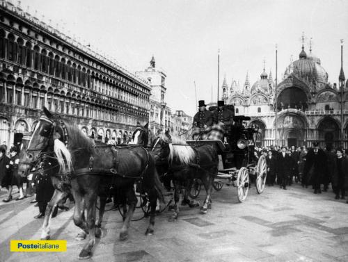 1962, Venezia. Una delle antiche diligenze postali, ricostruite in occasione delle celebrazioni del primo centenario delle Poste Italiane, attraversa Piazza San Marco diretta a Roma, CC BY-NC-ND