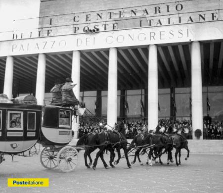 12-15 dicembre 1962, Roma. Dopo avere attraversato l’Italia, le antiche diligenze postali ricostruite in occasione delle celebrazioni del primo centenario delle Poste Italiane confluiscono a Roma al Palazzo dei Congressi dell’E.U.R., dove si svolgono i festeggiamenti conclusivi, CC BY-NC-ND