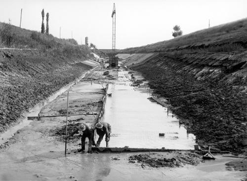 Enrico Pasquali, Tratto Sant'Agostino (FE) - Crevenzosa, Galliera (BO). Lavori di rivestimento nell'alveo del canale., 7/1967, gelatina bromuro d'argento/carta, CC BY-NC-ND