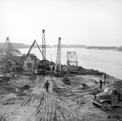 Enrico Pasquali, Impianto del Palantone sul Po. Salvatonica, Bondeno (FE). Visione complessiva dei primi lavori al Palantone., 11/1958, gelatina bromuro d0argento/carta, CC BY-NC-ND