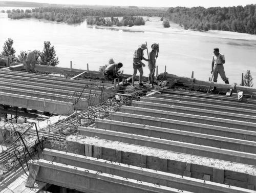 Enrico Pasquali, Impianto del Palantone sul Po. Salvatonica, Bondeno (FE). Operai al lavoro della copertura del fabbricato., 10/1965, gelatina bromuro d'argento/carta, CC BY-NC-ND