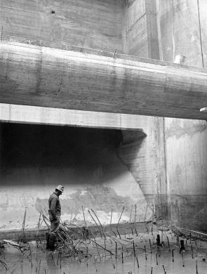 Enrico Pasquali, Impianto del Palantone sul Po. Salvatonica, Bondeno (FE) - Operaio nella platea di fondo, 10/1967, gelatina bromuro d'argento/carta, CC BY-NC-ND