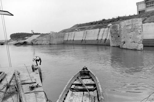 Enrico Pasquali, Impianto del Palantone sul Po. Salvatonica, Bondeno (FE). Un tuffo durante i lavori all'opera di presa., 7/1968, gelatina bromuro d'argento/carta, CC BY-NC-ND