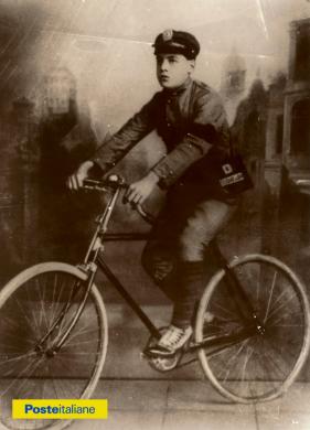 1915, Regno d’Italia. Fattorino in bicicletta, addetto alla consegna di telegrammi, CC BY-NC-ND