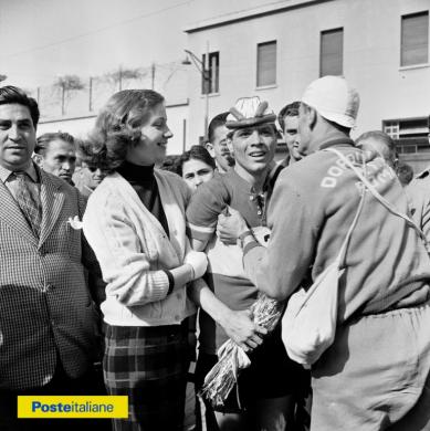 1955, Bologna. Bagno di folla per il primo classificato al Campionato nazionale di ciclismo P.T., CC BY-NC-ND