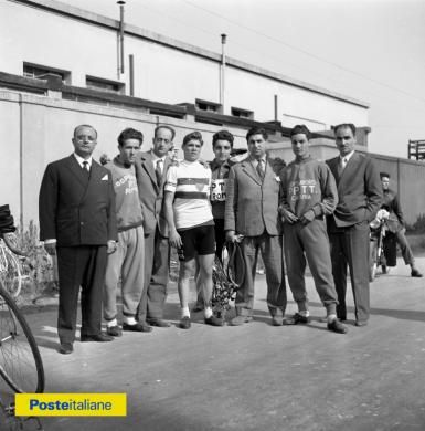 1955, Bologna. Foto di gruppo con il vincitore del Campionato nazionale di ciclismo P.T., CC BY-NC-ND