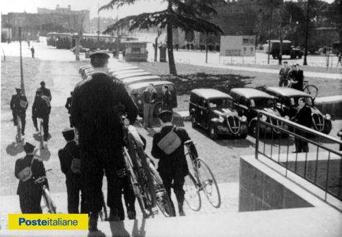 1949, Roma. Postini che iniziano il giro mattutino con le loro biciclette, CC BY-NC-ND