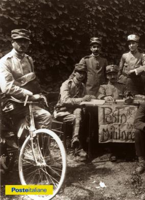 1916. Postino in bicicletta in uno degli uffici di posta militare che accompagnavano le truppe al fronte durante la Grande Guerra, CC BY-NC-ND