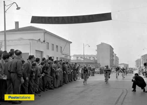 1955, Bologna. Gli atleti tagliano il traguardo del Campionato nazionale di ciclismo P.T., CC BY-NC-ND