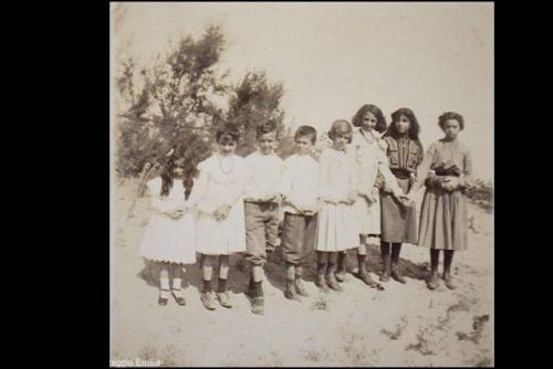 [Bambini in luogo di villeggiatura non identificato] : dall'album di famiglia al mare in Italia]., 1895 circa, fotografia in bianco e nero : gelatina bromuro d'argento ; 72x72 mm, CC BY-NC-ND