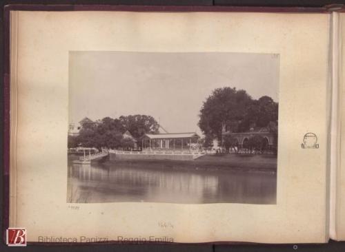 Lambert & C., [Bangkok : Wat Phra Kaeo : tempio], 1890 circa, fotografia bianco e nero : albumina ; 200x270 mm, CC BY-NC-ND