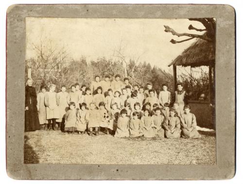 Bambine dell'Orphélinat di Torre Pellice, CC BY-SA