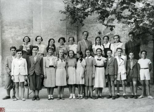 Vaiani, Mario, 3. Ginnasio : Ritratto di classe, 1937, fotografia bianco e nero : gelatina bromuro d'argento  con viraggio zolfo e oro su carta baritata ; 240x300 mm, CC BY-NC-ND