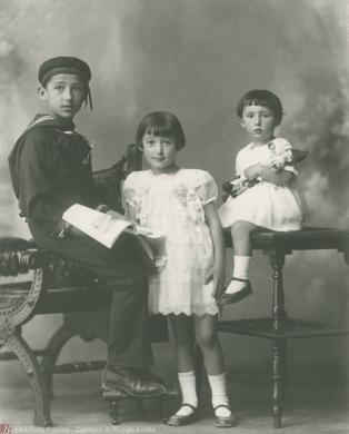 Vaiani , Mario, [Bambini], 1920, fotografia [ristampa] : gelatina bromuro d'argento su carta baritata ; 240x300 mm, CC BY-NC-ND