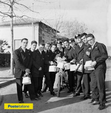 5 gennaio 1957, Roma. Foto di gruppo con i premi vinti durante i festeggiamenti della Befana organizzati alla Casina Sportiva del Dopolavoro delle Poste, CC BY-NC-ND