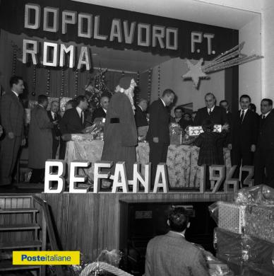 1963, Roma. Al Dopolavoro delle Poste si festeggia la Befana, con il Ministro Carlo Russo, intento a distribuire doni a figli di dipendenti, CC BY-NC-ND