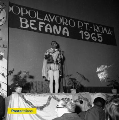 1965, Roma. Festeggiamenti in occasione della Befana, al Dopolavoro delle Poste  in via Massaia, con Cino Tortorella nei panni del mago Zurlì, CC BY-NC-ND