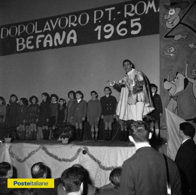 1965, Roma. Festeggiamenti in occasione della Befana, al Dopolavoro delle Poste di via Massaia, con Cino Tortorella nei panni del mago Zurlì, CC BY-NC-ND