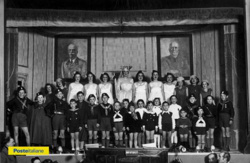 1935, Ascoli Piceno. Festeggiamenti organizzati dal Dopolavoro per i figli dei dipendenti delle Poste in occasione della Befana, CC BY-NC-ND