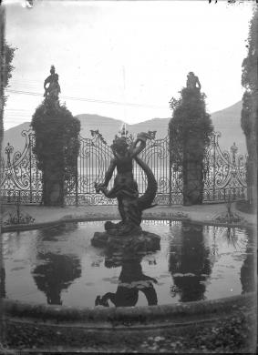 Emilio Sommariva, Fontana del Giardino di Villa Carlotta, 1926 circa, gelatina bromuro d'argento/vetro, CC BY-SA