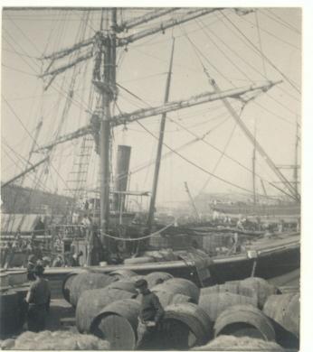 Emilio Sommariva, Nave attraccata nel porto di Genova, 1911, gelatina bromuro d'argento, carta, CC BY-SA