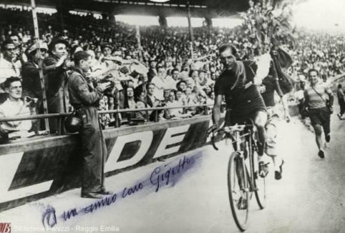 Tour de France 1948 : Gino Bartali al giro d'onore al seguito Cimurri G[iannetto], 1948,  fotografia bianco e nero : gelatina bromuro d'argento su carta baritata ; 180x240 mm., CC BY-NC-ND